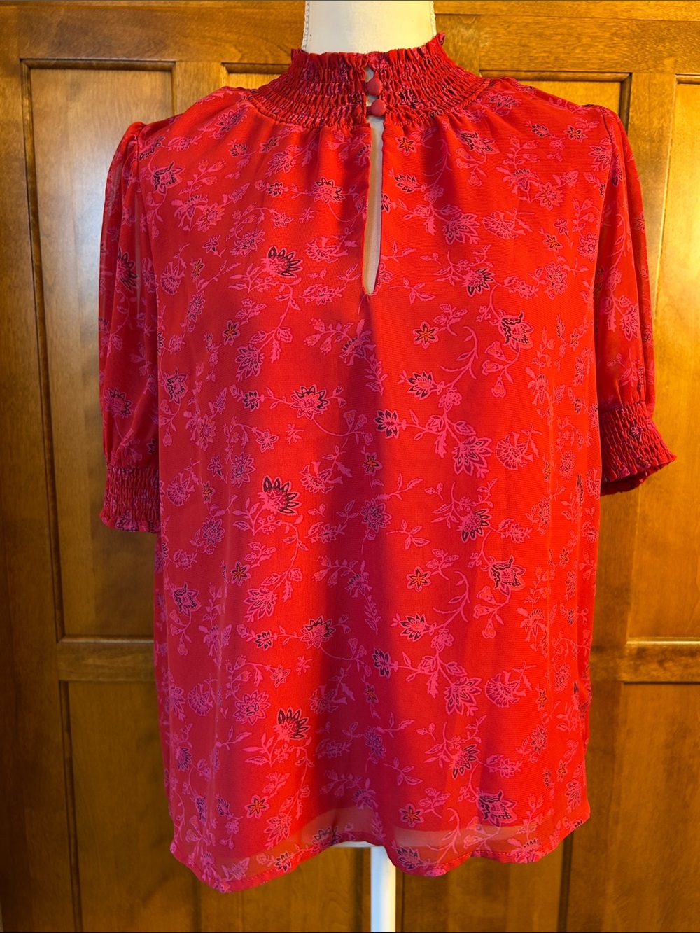 NWT Evereve Womens Red Floral Jacquard Short Puff sleeve Blouse. Sz M